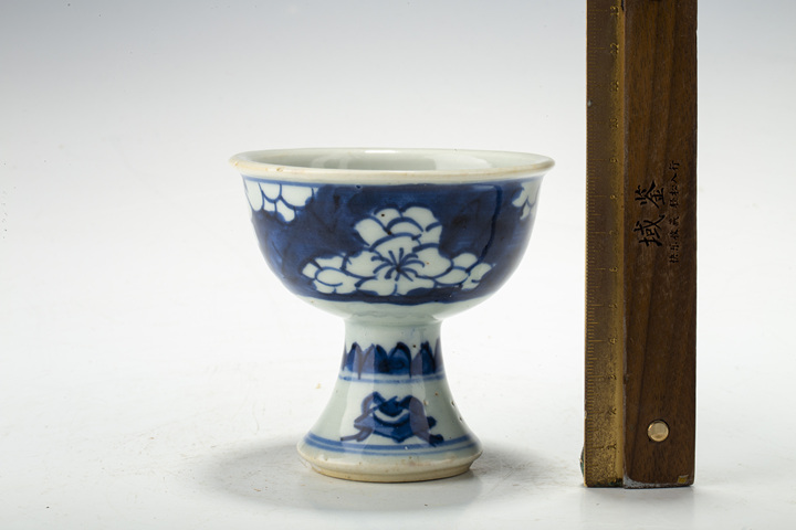 古玩陶瓷清康熙·青花留白冰梅紋高足杯拍賣,當前價格5800元