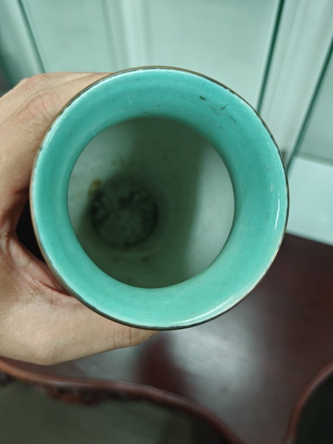 古玩陶瓷紅地粉彩花卉紋橄欖瓶真品鑒賞圖