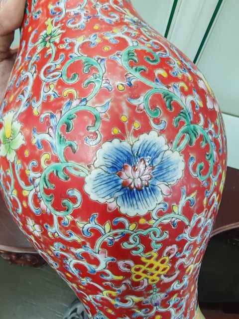 古玩陶瓷紅地粉彩花卉紋橄欖瓶真品鑒賞圖