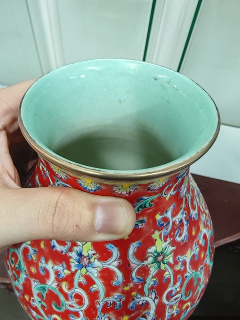 古玩陶瓷紅地粉彩花卉紋橄欖瓶真品鑒賞圖