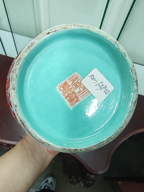 古玩陶瓷紅地粉彩花卉紋橄欖瓶真品鑒賞圖