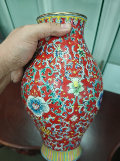 古玩陶瓷紅地粉彩花卉紋橄欖瓶真品鑒賞圖