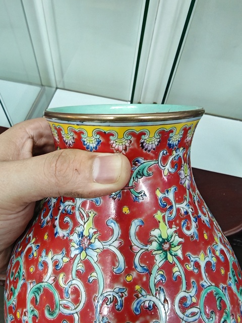 古玩陶瓷紅地粉彩花卉紋橄欖瓶真品鑒賞圖