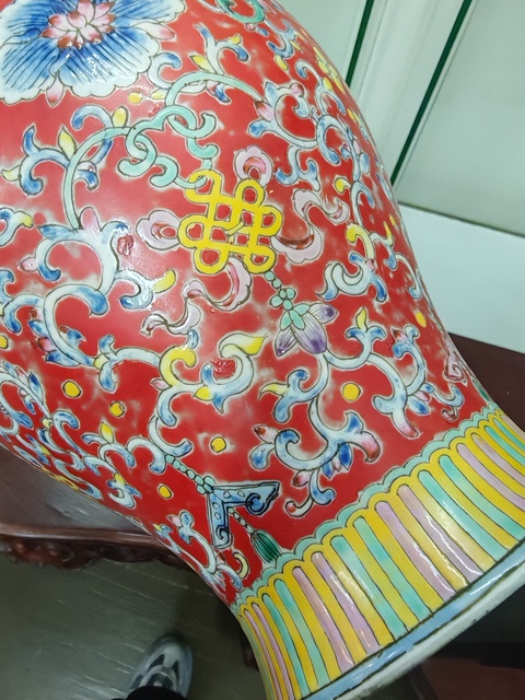 古玩陶瓷紅地粉彩花卉紋橄欖瓶真品鑒賞圖