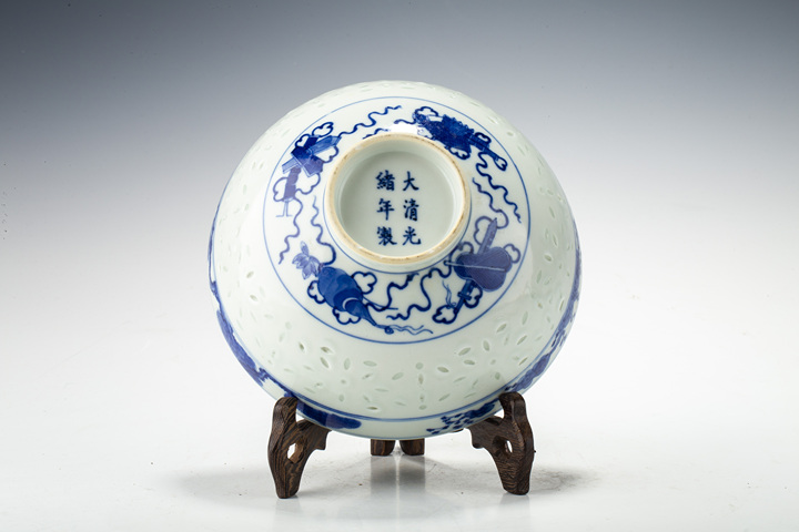 古玩陶瓷清光緒·青花外歲寒三友暗八仙內一路連科紋玲瓏瓷大碗真品鑒賞圖