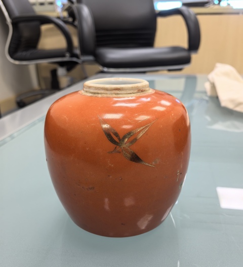 古玩陶瓷清晚期 珊瑚紅描金小罐真品鑒賞圖