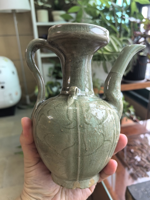 古玩陶瓷龍泉青瓷刻花執(zhí)壺真品鑒賞圖