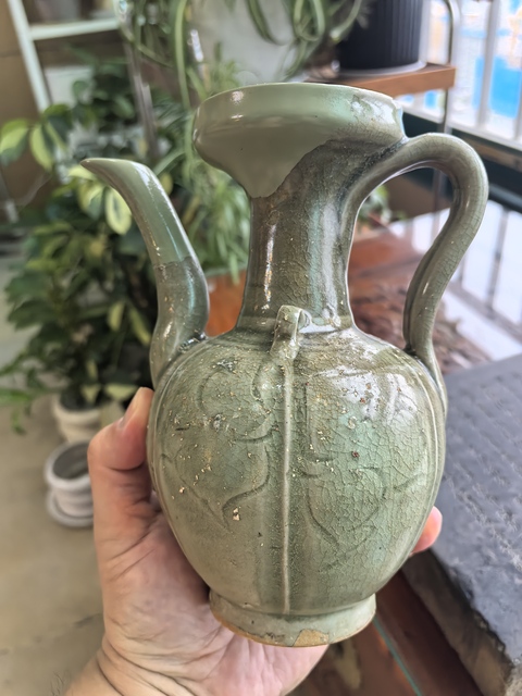 古玩陶瓷龍泉青瓷刻花執(zhí)壺真品鑒賞圖