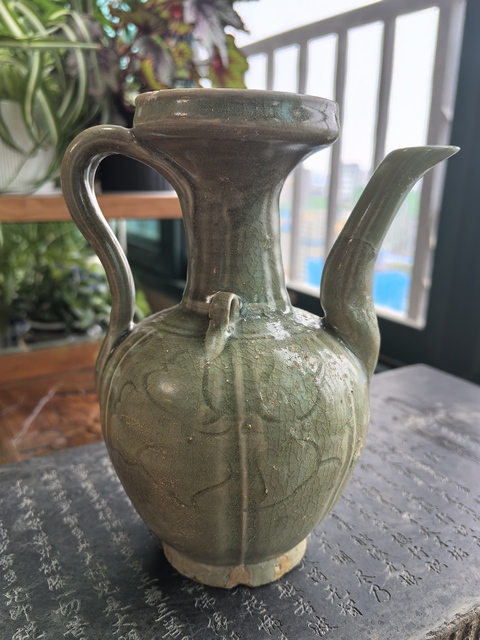 古玩陶瓷龍泉青瓷刻花執(zhí)壺真品鑒賞圖