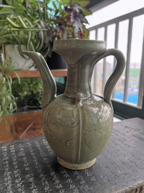 古玩陶瓷龍泉青瓷刻花執(zhí)壺真品鑒賞圖