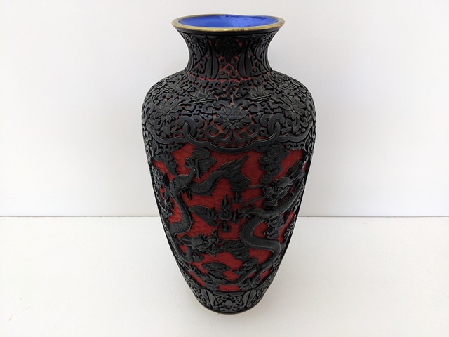 古玩雜項套色銅胎剔紅開窗龍紋賞瓶真品鑒賞圖