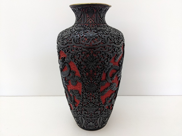 古玩雜項套色銅胎剔紅開窗龍紋賞瓶真品鑒賞圖