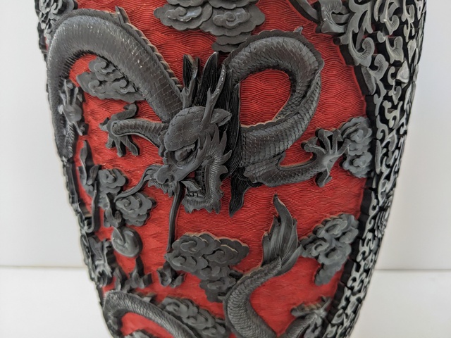 古玩雜項套色銅胎剔紅開窗龍紋賞瓶真品鑒賞圖