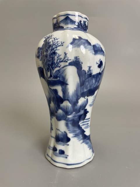古玩陶瓷青花山水人物紋海棠口瓶真品鑒賞圖