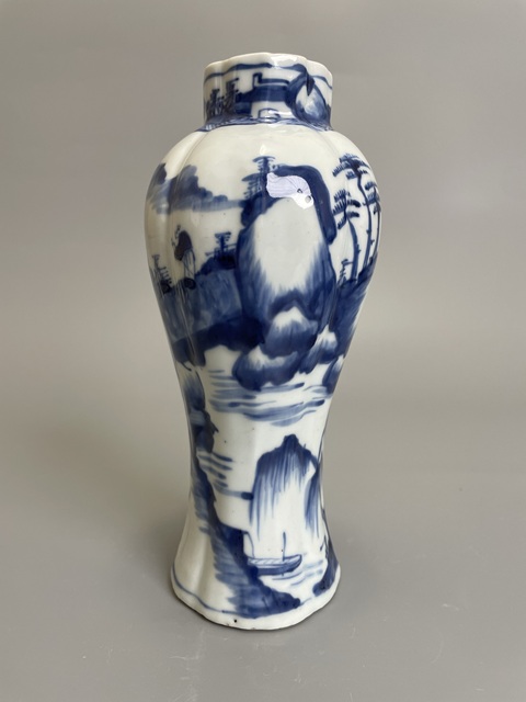 古玩陶瓷青花山水人物紋海棠口瓶真品鑒賞圖