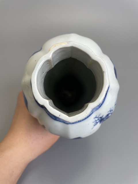 古玩陶瓷青花山水人物紋海棠口瓶真品鑒賞圖