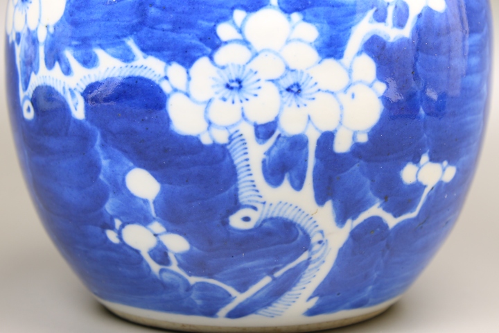 古玩陶瓷清晚期·青花留白折枝冰梅紋蓋罐拍賣，當前價格336元