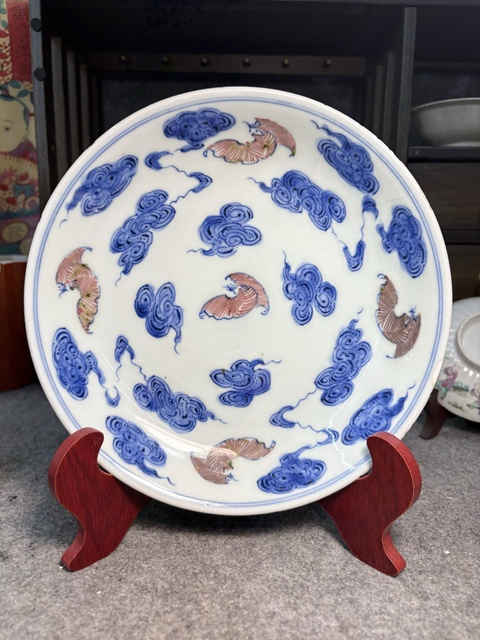 古玩陶瓷乾隆青花釉里紅云蝠紋盤真品鑒賞圖