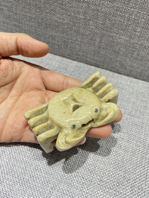 古玩陶瓷清道光米黃釉螃蟹形筆山真品鑒賞圖