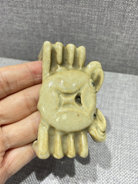 古玩陶瓷清道光米黃釉螃蟹形筆山真品鑒賞圖
