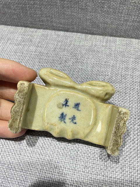 古玩陶瓷清道光米黃釉螃蟹形筆山真品鑒賞圖
