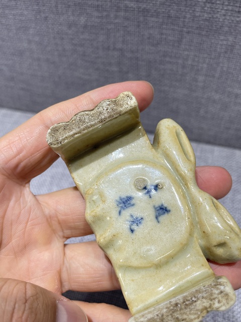 古玩陶瓷清道光米黃釉螃蟹形筆山真品鑒賞圖