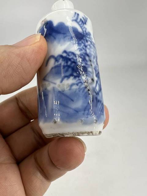 古玩陶瓷青花釉里紅山水人物鼻煙壺真品鑒賞圖