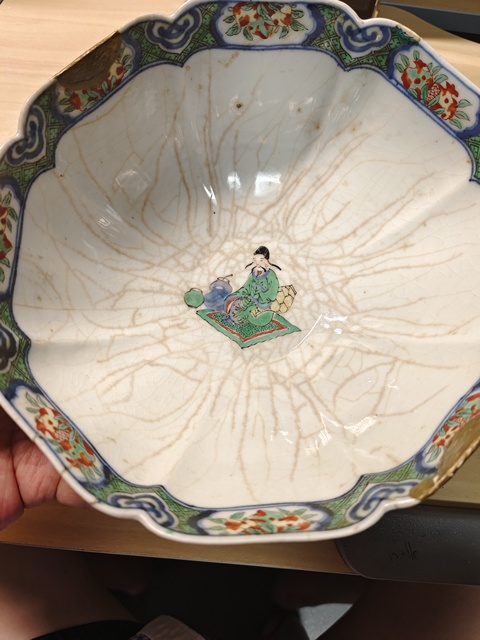 古玩陶瓷青花五彩人物故事紋花口碗真品鑒賞圖
