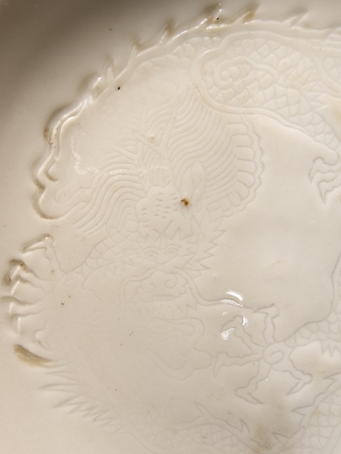 古玩陶瓷白釉龍紋盤真品鑒賞圖