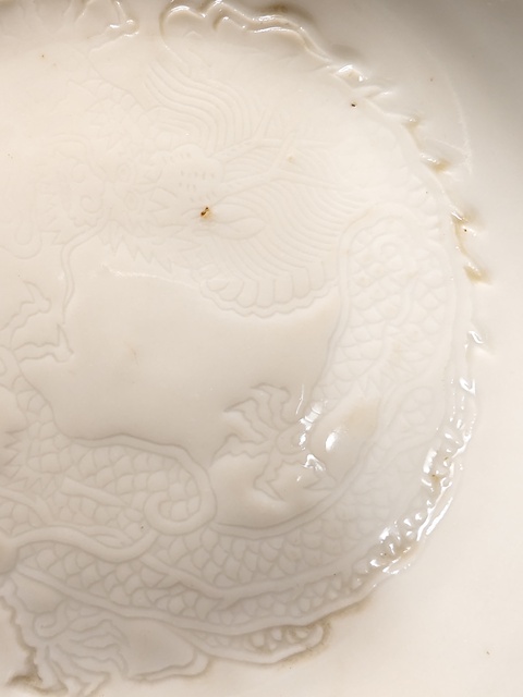 古玩陶瓷白釉龍紋盤真品鑒賞圖