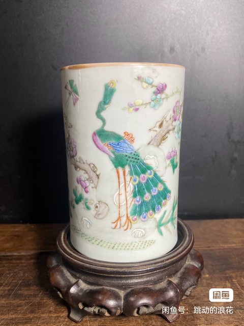 古玩陶瓷粉彩孔雀花卉紋筆筒真品鑒賞圖