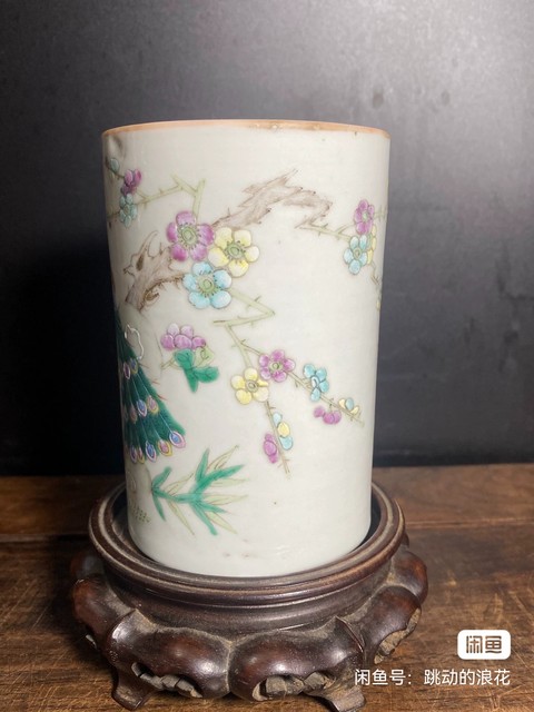古玩陶瓷粉彩孔雀花卉紋筆筒真品鑒賞圖