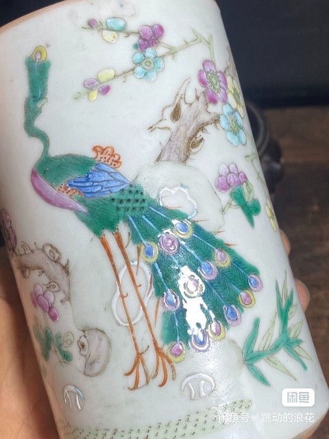 古玩陶瓷粉彩孔雀花卉紋筆筒真品鑒賞圖