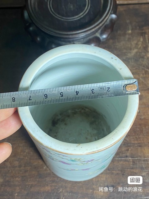 古玩陶瓷粉彩孔雀花卉紋筆筒真品鑒賞圖