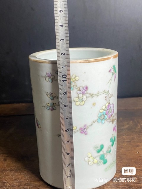 古玩陶瓷粉彩孔雀花卉紋筆筒真品鑒賞圖