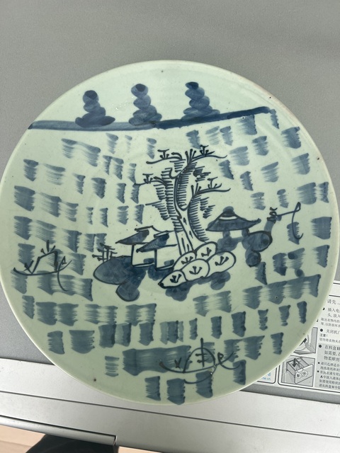 古玩陶瓷豆青釉青花山水人物盤真品鑒賞圖