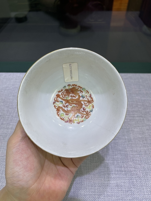 古玩陶瓷吉語龍紋粉彩碗真品鑒賞圖