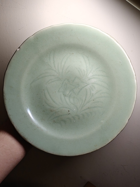 古玩陶瓷冬青釉刻花盤真品鑒賞圖