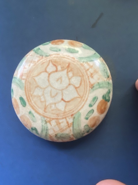 古玩陶瓷紅綠彩花卉紋粉盒真品鑒賞圖