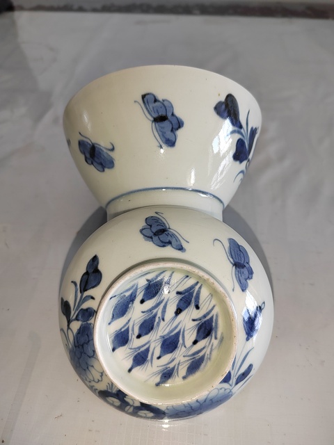 古玩陶瓷日本明治青花洞石花卉紋蓋碗真品鑒賞圖