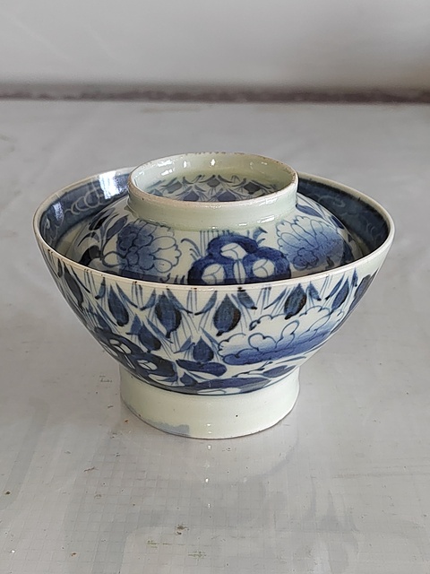古玩陶瓷日本明治青花洞石花卉紋蓋碗真品鑒賞圖