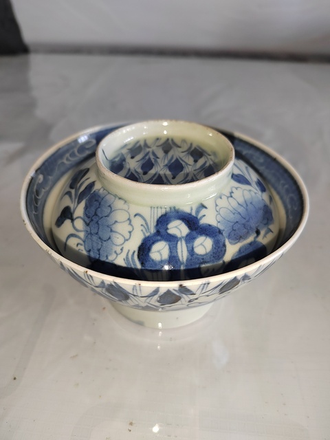 古玩陶瓷日本明治青花洞石花卉紋蓋碗真品鑒賞圖