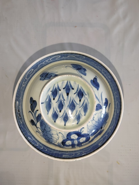 古玩陶瓷日本明治青花洞石花卉紋蓋碗真品鑒賞圖