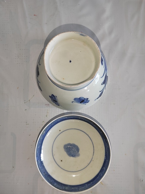 古玩陶瓷日本明治青花洞石花卉紋蓋碗真品鑒賞圖