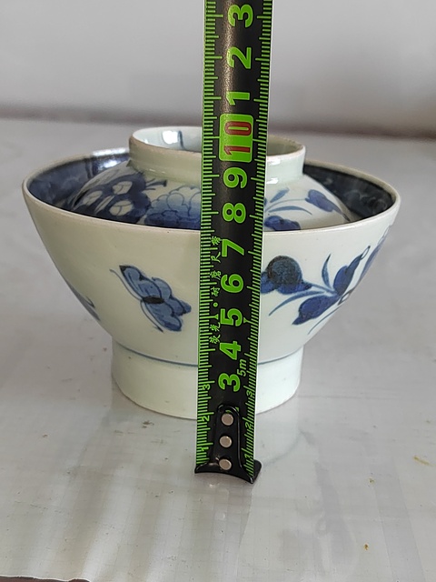 古玩陶瓷日本明治青花洞石花卉紋蓋碗真品鑒賞圖