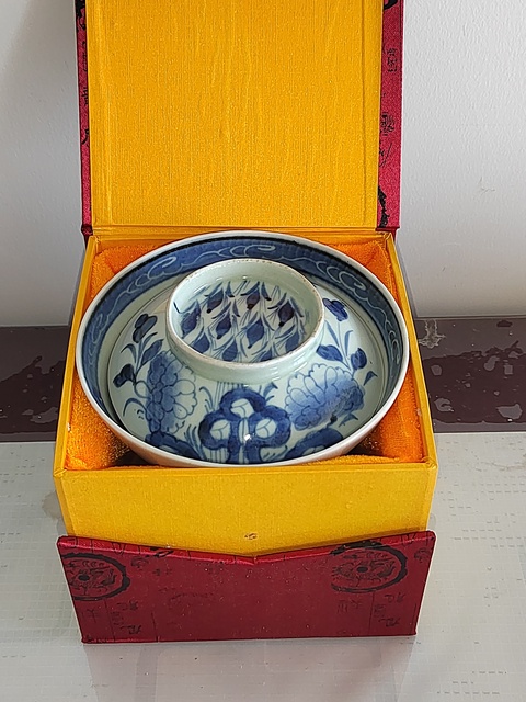 古玩陶瓷日本明治青花洞石花卉紋蓋碗真品鑒賞圖