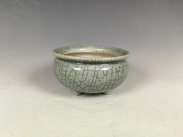 古玩陶瓷清中晚哥釉三足香爐真品鑒賞圖