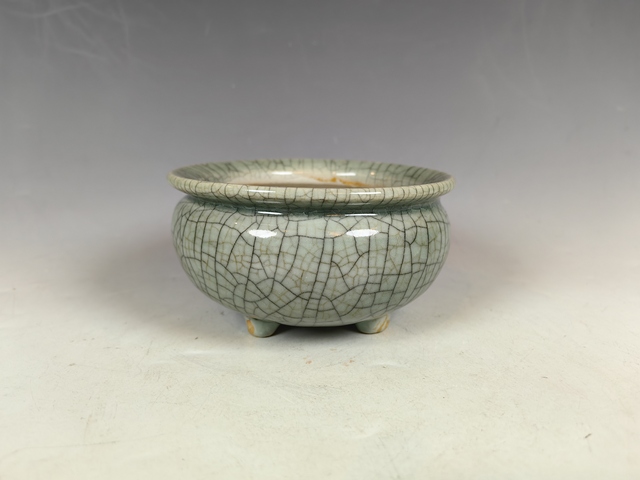 古玩陶瓷清中晚哥釉三足香爐真品鑒賞圖