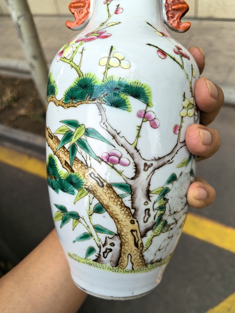 古玩陶瓷粉彩花卉紋雙耳瓶真品鑒賞圖