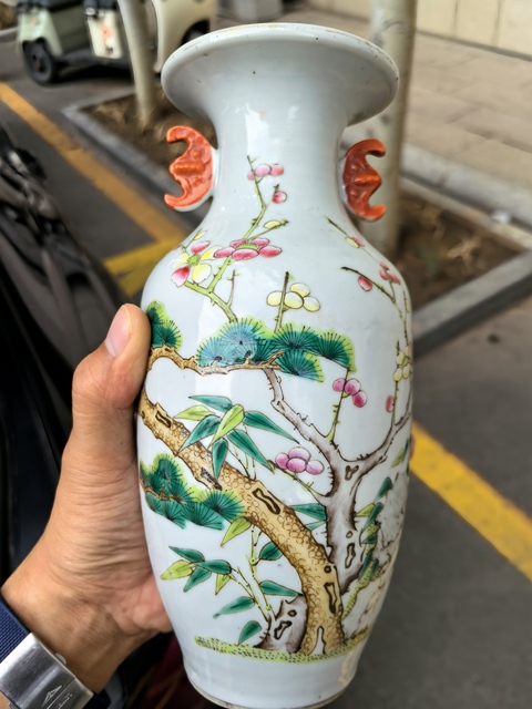 古玩陶瓷粉彩花卉紋雙耳瓶真品鑒賞圖